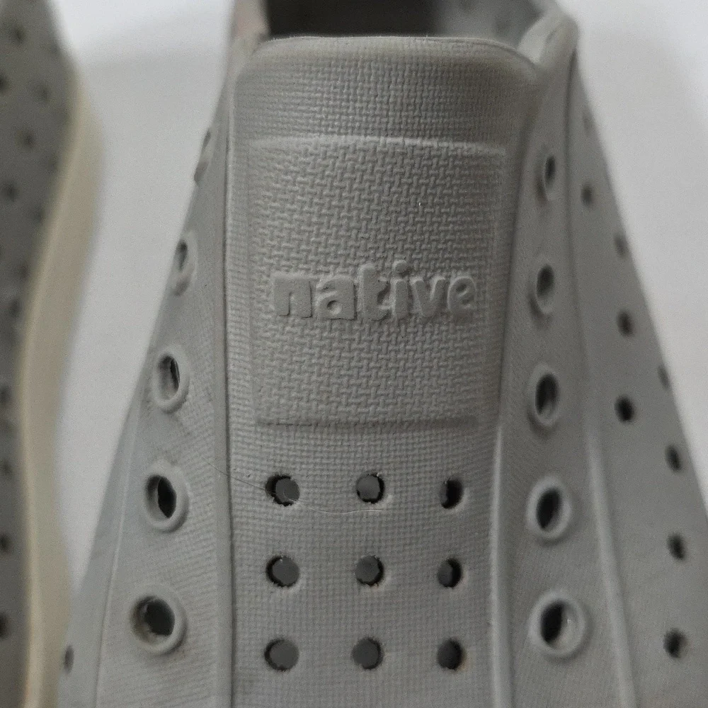 Native Kids Gray Slip-On Shoes Waterproof Outdoors Beach Sz J2‎ GUC READ